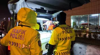 Avcılar'da yeni aldığı ehliyetin zarfını polise açtıran kadın sürücü ilk cezasını yedi