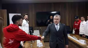 Bakan Bak 2026 Kış Olimpiyatları'na katılacak milli sporcuları kabul etti