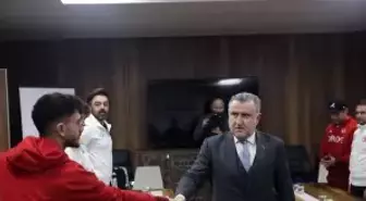 Bakan Bak 2026 Kış Olimpiyatları'na katılacak milli sporcuları kabul etti