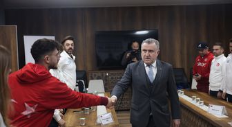 Bakan Bak 2026 Kış Olimpiyatları'na katılacak milli sporcuları kabul etti