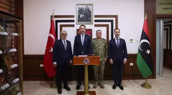 Bakan Bayraktar, Trablus'ta Libya Görev Grubu Komutanlığını ziyaret etti