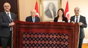 DEM heyeti, Öcalan'ın Bahçeli'ye hediye olarak gönderdiği kilimi vermiş