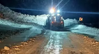 Gümüşhane'de Yağmurdere karayoluna çığ düştü