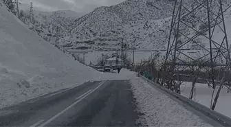 Hakkari'de Van ve Çukurca kara yollarında 3 ayrı noktaya çığ düştü