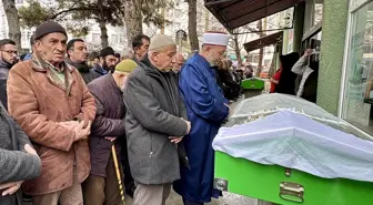 İzmir'de uğradığı silahlı saldırıda hayatını kaybeden kadının cenazesi Kırşehir'de defnedildi