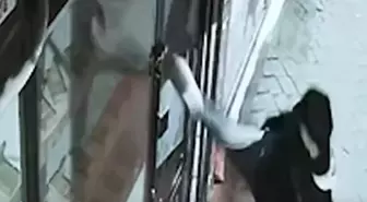 Kapı camını tekmeyle kırıp girdikleri iş yerinden 100 bin liralık telefon çaldılar