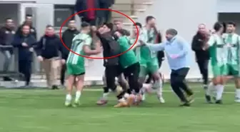 Kırmızı kartlar havada uçuştu! Amatör maçta saha karıştı, yumruklar konuştu