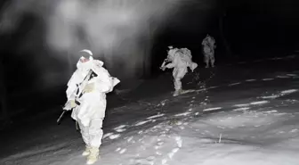 Mehmetçiğin karlı arazide gece eğitimi