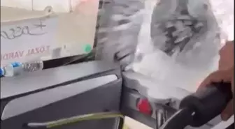 Adana'da Yol Verme Kavgası: Motosiklet Sürücüsü Servis Minibüsünün Camını Kaskıyla Kırdı