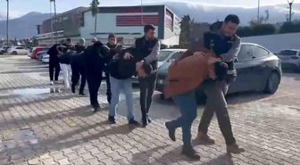 Şiddet uygulayarak banka hesabındaki 35 bin TL'yi ve cep telefonunu gasp eden 6 kişi tutuklandı