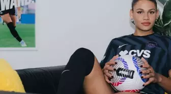 Tek imzayla dünyanın en çok kazanan kadın futbolcusu oldu