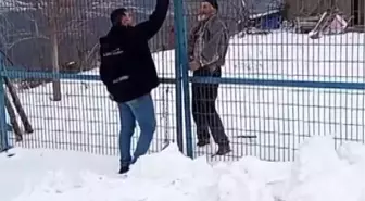 Yaşlı kadının ilaçları, yolu karla kaplanan mezraya kepçeyle ulaştırıldı