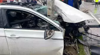 Yoldan çıkıp sinyalizasyon direğine çarpan otomobil parçalandı: 1 yaralı