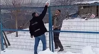 Yolu kardan kapanan mezradaki hastanın ilaçları kepçeyle ulaştırıldı