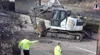 Ankara'da facianın eşiğinden dönüldü: Tırdaki kepçe köprüye takılıp yola düştü