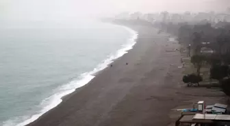 Antalya'da şiddetli yağışta yol çöktü