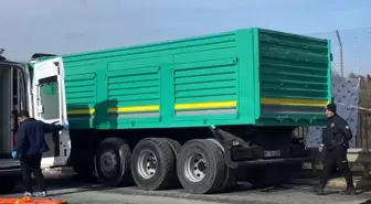 Arıza yapan kamyonu tamir ederken kabinin altında kalarak can verdi