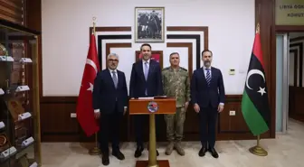 Bakan Bayraktar, Trablus'ta Libya Görev Grubu Komutanlığı'nı ziyaret etti