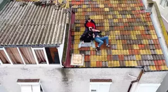 Balıkesir'de çatıya çıkan adamı polis ve itfaiye ekipleri indirdi