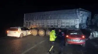 Bandırma'da otomobiller sisli yolda tır dorsesine çarptı: 8 yaralı