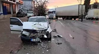 Bursa'da karşı şeride geçen tır, otomobille kafa kafaya çarpıştı