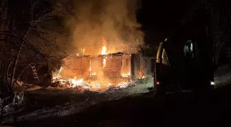 Çorum'da çıkan yangında ev ve depo kullanılamaz hale geldi