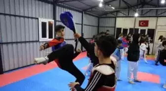 Depremde vefat eden babasının hayalleri için ter döken tekvandocu Ahmet, milli formayla çıktığı turnuvada Türk bayrağını göndere çektirdi