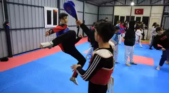 Depremde vefat eden babasının hayalleri için ter döken tekvandocu Ahmet, milli formayla çıktığı turnuvada Türk bayrağını göndere çektirdi