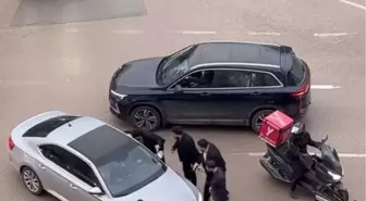 Düğün konvoyundaki araçların arasına girmek isteyen sürücünün otomobilini yumrukladılar