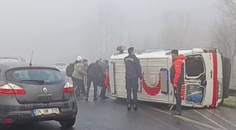 Düzce'de ambulans devrildi; 2 yaralı