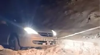 Elazığ'da yolda mahsur kalan araç kurtarıldı