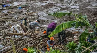 Endonezya'daki toprak kaymasında can kaybı 16'ya yükseldi