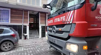 Esenyurt'ta sinir krizi geçiren kadın bir otomobilin üzerine çıkarak zıpladı: O anlar kamerada