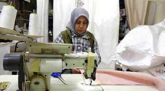 Kadın terzi, veresiye aldığı makinelerle kendi işini kurdu