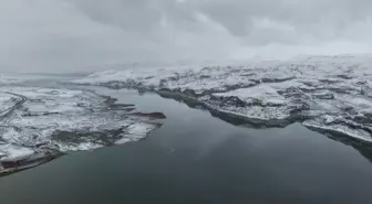 Kar yağışıyla beyaza bürünen Ilısu Barajı'nın çevresi dronla görüntülendi