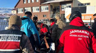 Kayak merkezinde düşerek yaralanan şahsın yardımına JAK ve UMKE yetişti