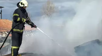 Kütahya'da mobilya atıklarının bulunduğu depoda çıkan yangına müdahale ediliyor