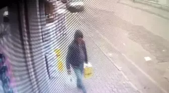 Marketin önündeki sıvı yağ kolisini çalan şahsın o anları kamerada