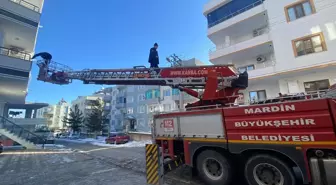 Midyat'ta balkonda mahsur kalan kadını itfaiye ekipleri kurtardı