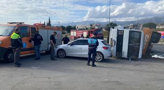 Nazilli'de iş makinesi taşıyan kamyon devrildi