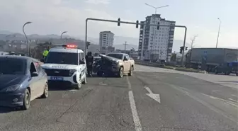 Ordu'da kamyonet ile ışık ihlali yapan hafif ticari araç çarpıştı; 2 yaralı