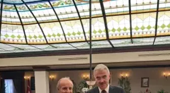 Protokoldeki kravatlı simitçi