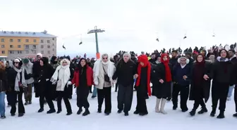 Samsun'da düzenlenen festivalde 1 ton hamsi ikram edildi