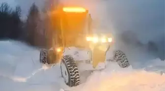 Tokat'ta karda mahsur kalan minibüstekiler kurtarıldı