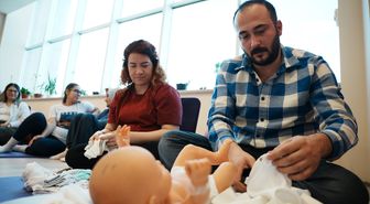 Anne ve baba adayları doğuma gebe okulunda hazırlanıyor