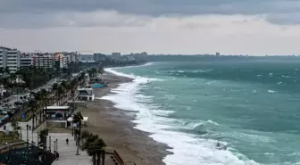 Antalya'da Fırtına ve Dev Dalgalar