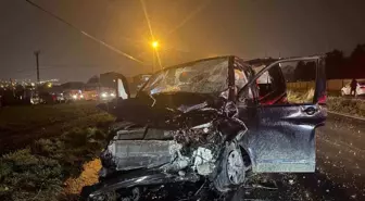 Arnavutköy'de İETT otobüsü hafif ticari araçla çarpıştı: 2 yaralı