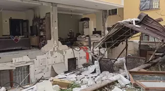 Ataşehir'de 3 katlı binada doğal gaz patlaması; ortalık savaş alanına döndü