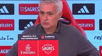 Basın toplantısında konuşan Mourinho duyduğu sesle hemen yerinden fırladı