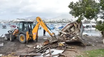 Bodrum'da kaçak iskeleler yıkılıyor, kıyıda gelişigüzel bırakılan tekneler kaldırılıyor